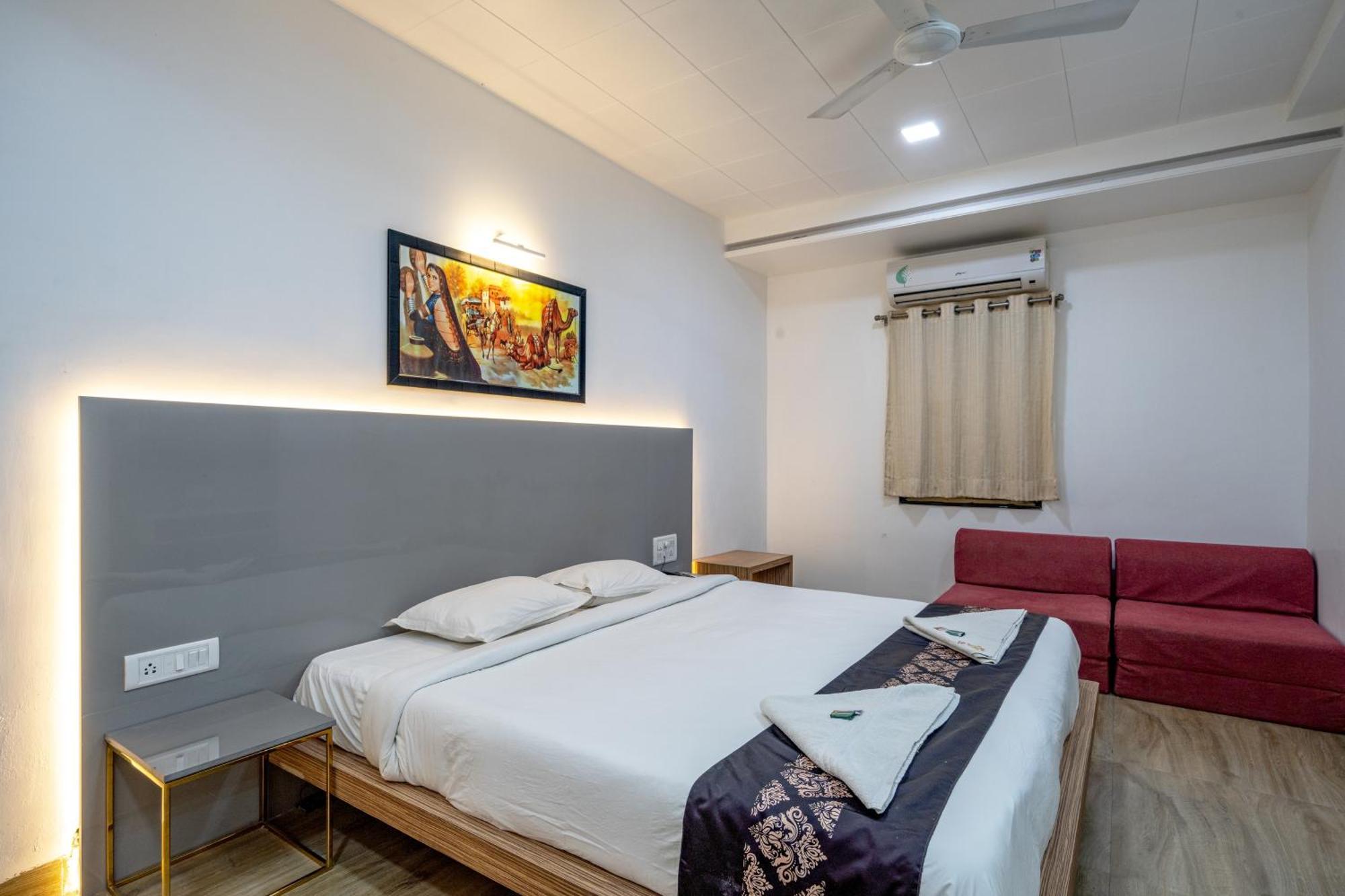 Hotel Darshan Executive Tuljapur Buitenkant foto