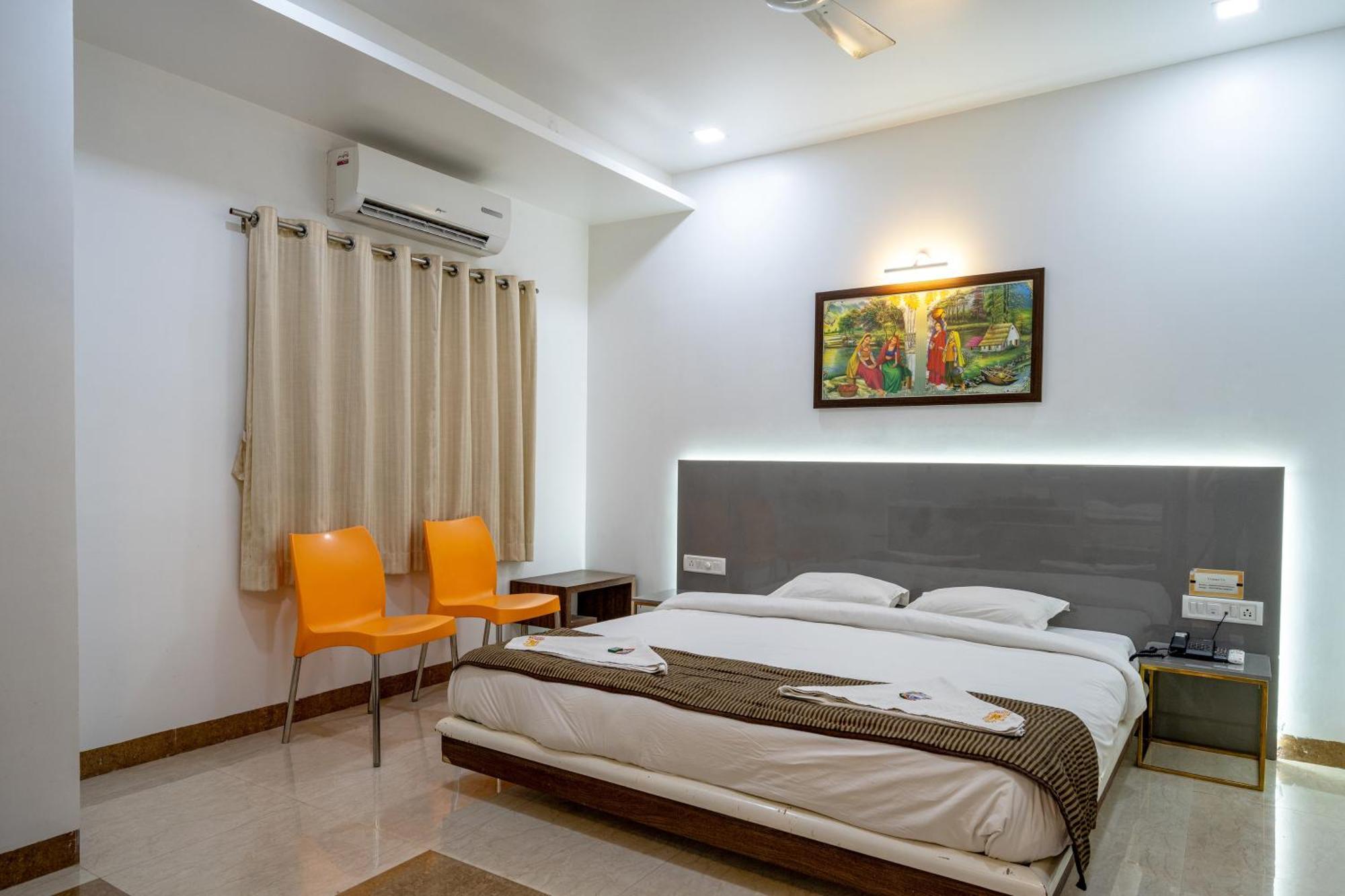 Hotel Darshan Executive Tuljapur Buitenkant foto
