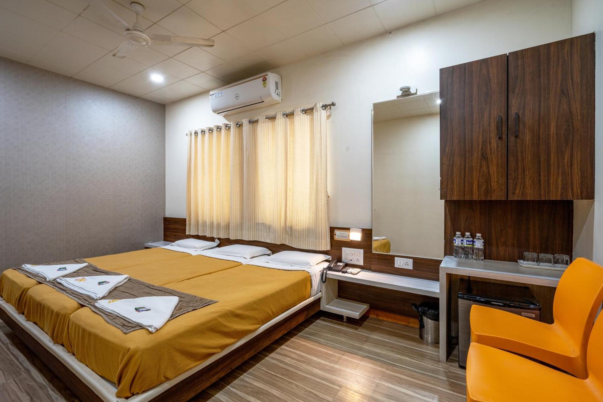 Hotel Darshan Executive Tuljapur Buitenkant foto